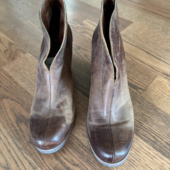 Korks Shamira Women's Distressed Brown Leather Deep V Heeled Ankle Boots Size 10 - Picture 2 of 4